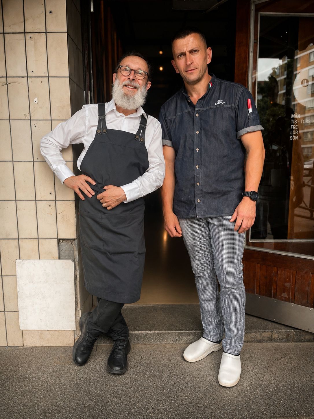 Labinot och Lucio i baren