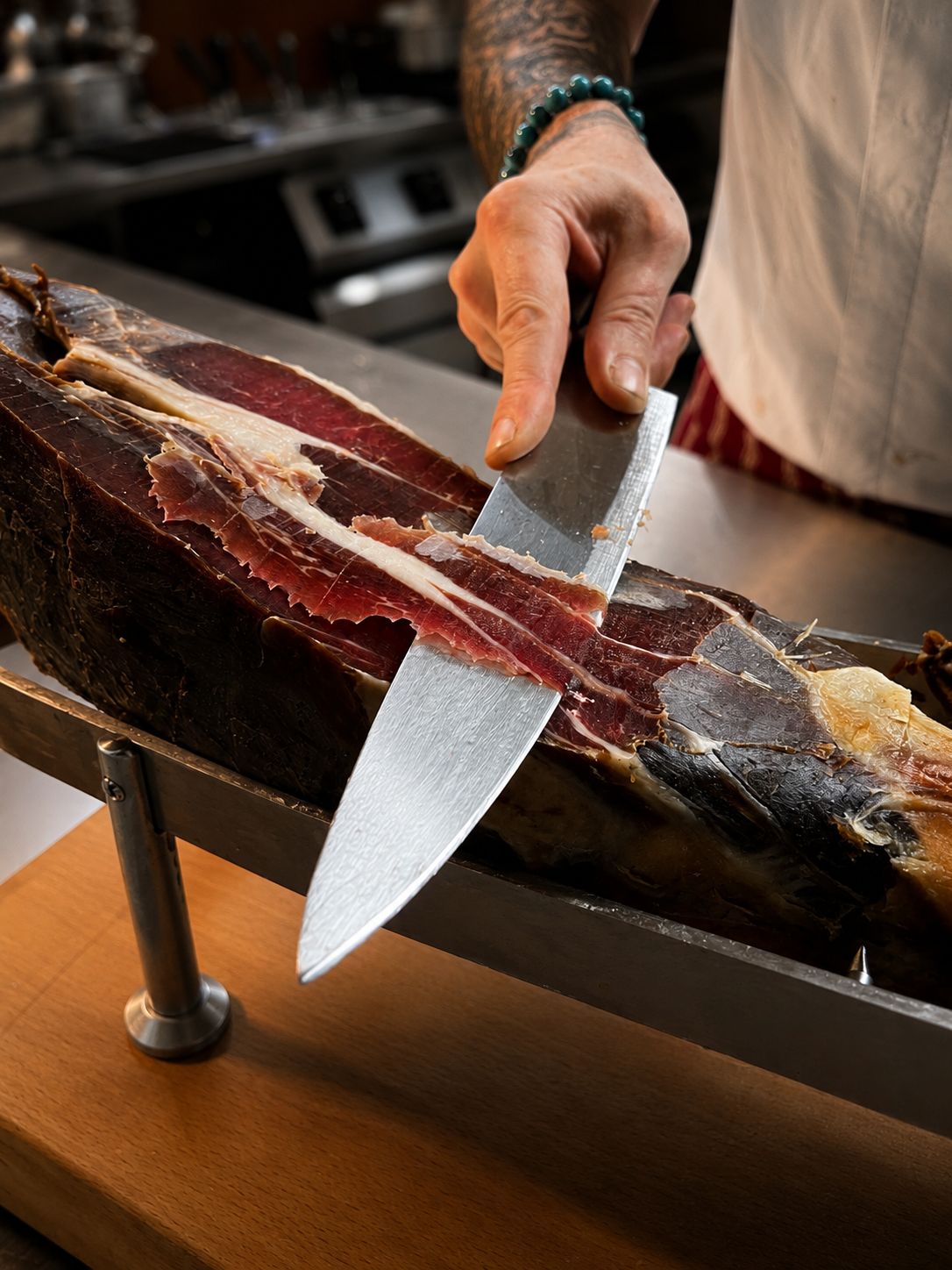 Prosciutto skivas för hand