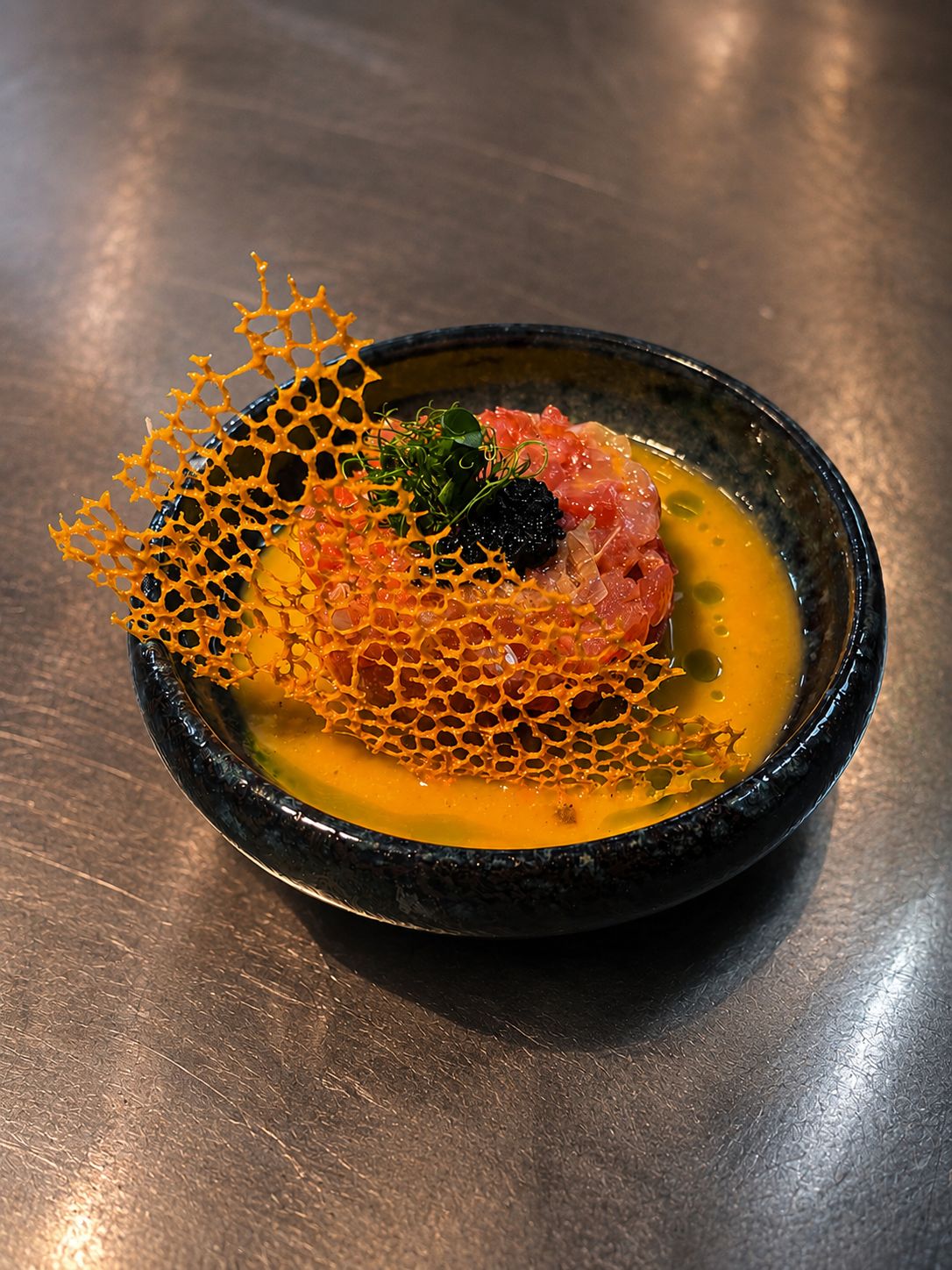Tartare på röd tonfisk med ginbräserad purjolök